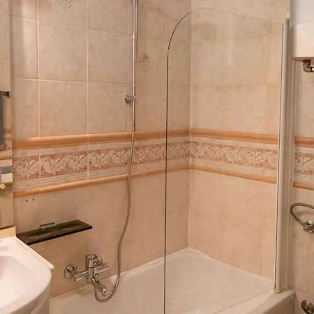 Apartment In 15143 *